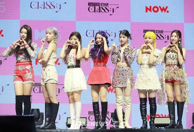 신인 걸그룹 클라씨(CLASS:y)가 4일 오후 서울 광진구 예스24 라이브홀에서 진행된 첫 미니앨범 Y '클래스 이즈 오버'(CLASS IS OVER) 발매기념 쇼케이스에서 포즈를 취하고 있다.  이번 앨범에는 타이틀곡 '셧다운'(SHUT DOWN)을 비롯해 총 5곡이 수록됐다. /2022.05.04 /사진=이동훈 기자 photoguy@