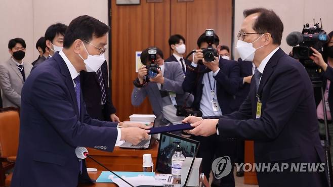 선서문 전달하는 조승환 후보자 (서울=연합뉴스) 백승렬 기자 = 조승환 해양수산부 장관 후보자가 4일 서울 여의도 국회에서 열린 인사청문회에서 위성곤 국회 농림축산식품해양수산위원회 위원장 직무대리에게 선서문을 제출하고 있다. 2022.5.4 [국회사진기자단] srbaek@yna.co.kr