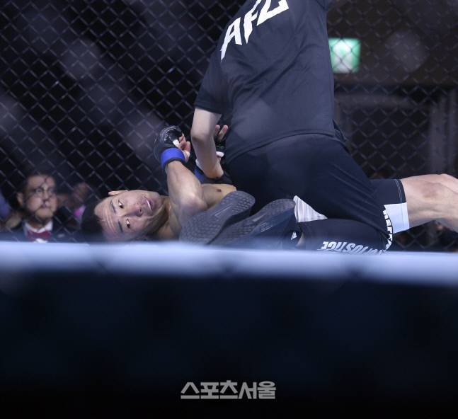 KO패한 박민제가 그라운드에 누워 있다. 이주상기자 rainbow@sportsseoul.com