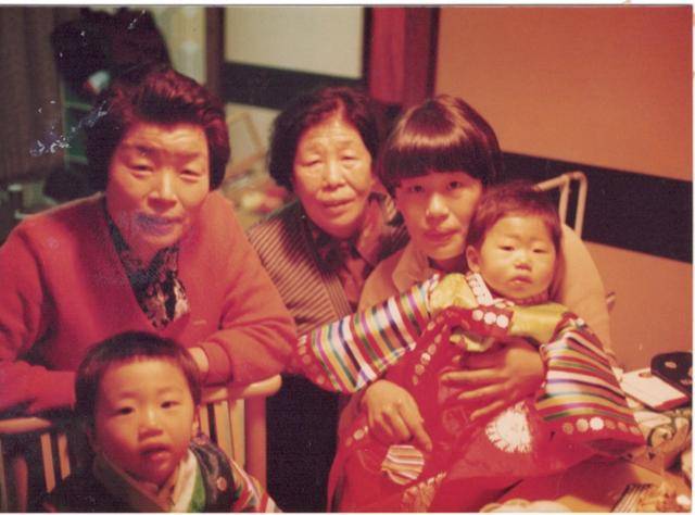 일본에서 한복을 입고 가족과 사진을 찍은 어린 박소희(왼쪽 아래). 드라마 '파친코'에서 박소희가 연기한 모자수는 일본에서 돌잡이를 한다. 박소희는 "돌잡이를 했는지 잘 기억이 나지 않지만, 지금의 나라면 돈을 잡았을 것"이라고 말했다. "무역을 전공했지만 돈을 버는 법을 잘 모른다"는 게 그의 푸념이다. 박소희 제공