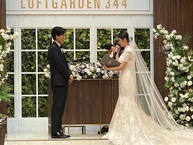 배우 유정호와 차희가 5일 오후 서울 모처에서 열린 결혼식에서 맞절 중이다. 홍혜민 기자