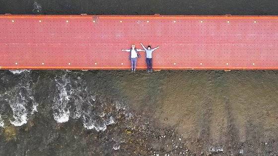 농부 소설가 김탁환과 농부 과학자 이동현이 곡성 침실습지 '뿅뿅 다리'에 하늘을 보고 누웠다. 이 두 남자는 수시로 이렇게 섬진강에 나와 논다고 했다. 손민호 기자