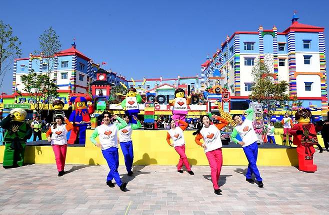 레고랜드 코리아가 어린이날인 5일 공식 개장일에 맞춰 방문한 관람객을 환영하기 위해 마련한 ‘개장 기념행사’를 진행하고 있다. 레고랜드 코리아 제공