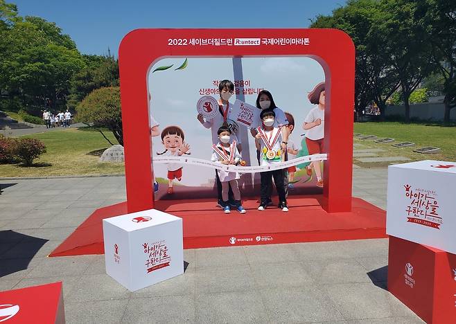 5일 서울 독립문역 '제12회 국제어린이마라톤대회' 오프라인 부스에서 참가 인증샷을 남긴 구대영 씨 가족. [촬영 이상서]