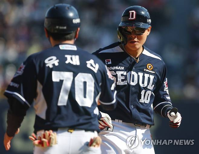 타점 올린 박세혁 (서울=연합뉴스) 김도훈 기자 = 5일 서울 잠실야구장에서 열린 2022 프로야구 KBO리그 두산 베어스와 LG 트윈스의 경기. 5회초 2사 2루 두산 박세혁이 1타점 적시타를 쳐낸 뒤 유재신 코치와 하이 파이브를 하고 있다. 2022.5.5 superdoo82@yna.co.kr