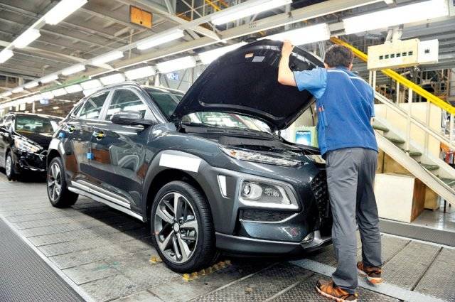 현대자동차 노조는 10일부터 시작되는 임단협에서 신규 인력을 대폭 충원해 달라고 요구할 예정이다. 현대차는 생산직보다 소프트웨어 관련 개발인력 충원이 시급한 상황이어서 노사 간 치열한 다툼이 예고된다.