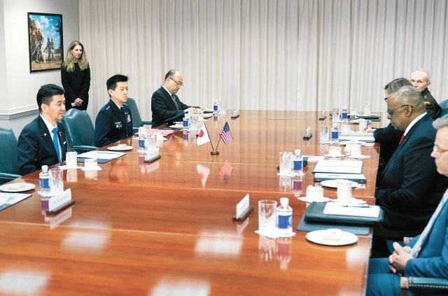 4일 미국 수도 워싱턴에서 로이드 오스틴 미 국방장관(오른쪽에서 두 번째)과 기시 노부오 일본 방위상(왼쪽)이 회담하고 있다. 
이달 말 일본 도쿄에서 열릴 미일 정상회담 및 쿼드 정상회의를 앞두고 두 장관은 북한의 탄도미사일 발사, 중국 견제 방안 등 
인도태평양 안보 현안을 논의했다. 워싱턴=AP 뉴시스