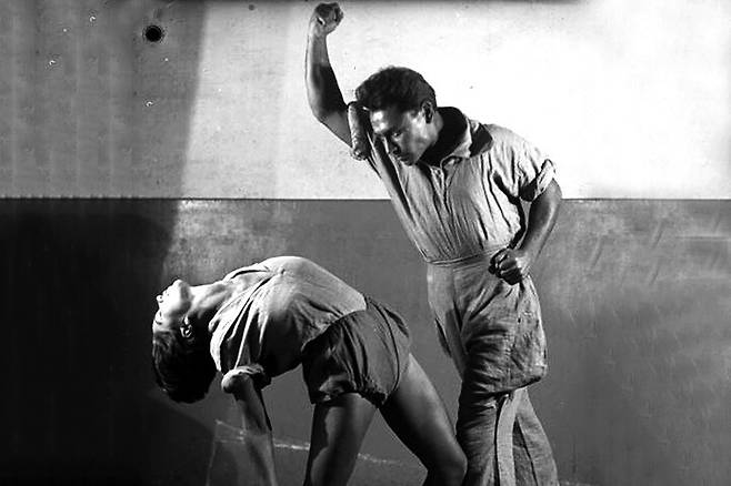 소비에트 아방가르드 연출가 메이예르홀트의 ‘생체역학’ 연기 장면. 문학과지성사 제공