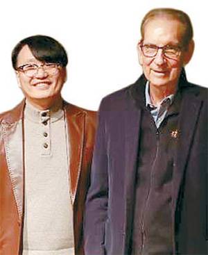 존 레이티 하버드대 교수(오른쪽)와 안진훈 대표.