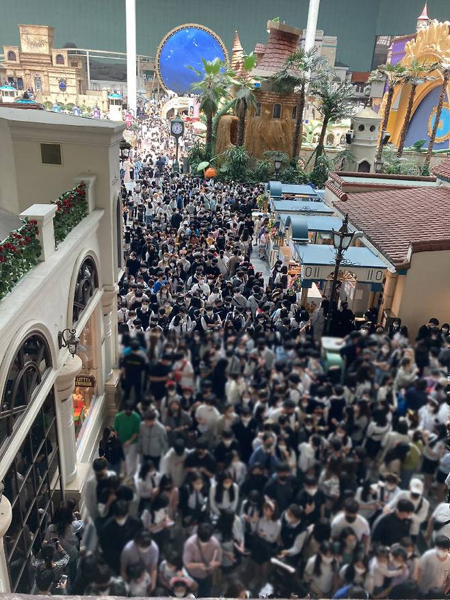 6일 롯데월드 방문객들.(사진=트위터)