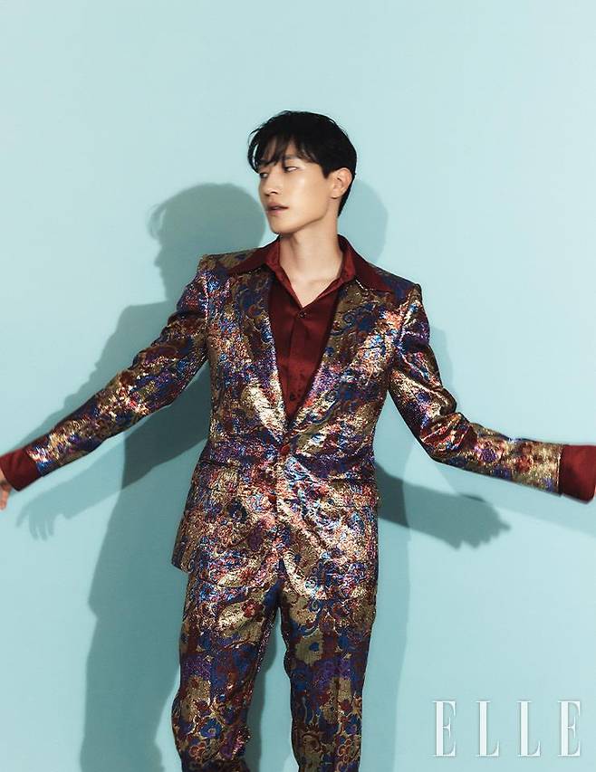 자카르 패턴의 수트와 셔츠는 모두 Dolce & Gabbana.