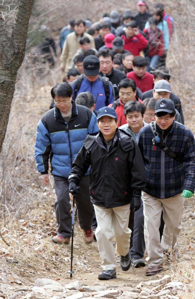 [산행1[1]] 노무현 대통령이 26일 청와대 출입기자단과 함께 4월 1일부터 개방되는 숙정문 등산로와 북악산을 오르고 있다. 노대통령은 이날 등산길에 취임 3주년을 맞은 소회와 남은 2년 동안의 국정운영 방향에 대한 의견을 밝혔다. /최종욱기자 / 2006-02-26 (한국일보)