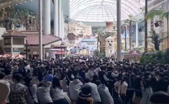 지난 6일 서울 잠실 롯데월드 어드벤처에 많은 나들이객이 몰린 모습. [트위터 캡처]