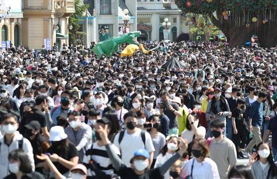 제100주년 어린이날인 지난 5일 경기 용인 처인구 에버랜드를 찾은 어린이들과 가족들이 파크 내로 입장을 하고 있다. 뉴스1