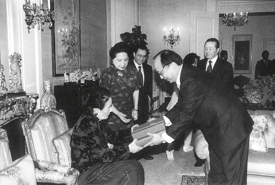 장제스 사후 쑹메이링은 미국에 상주했다. 100세 생일날 대만당국을 대표해 선물을 전달하는 국민당 비서장 장샤오옌. 쑹메이링은 장샤오옌이 55년 전 자신이 챙겼던 장야뤄와 장징궈의 소생인 줄 몰랐다. 1997년 3월 20일 뉴욕 맨해튼. [사진 김명호]