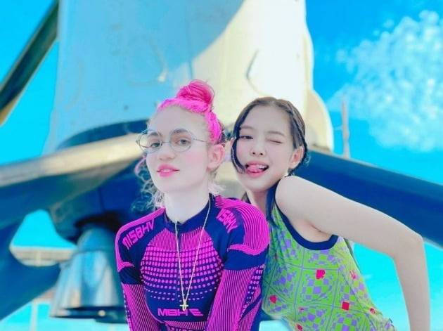 그라임스(왼쪽)가 올해 1월 공개한 ‘Shinigami Eyes’ 뮤직비디오에 함께 출연한 '블랙핑크' 제니. 스페이스X 로켓을 배경으로 촬영했다.