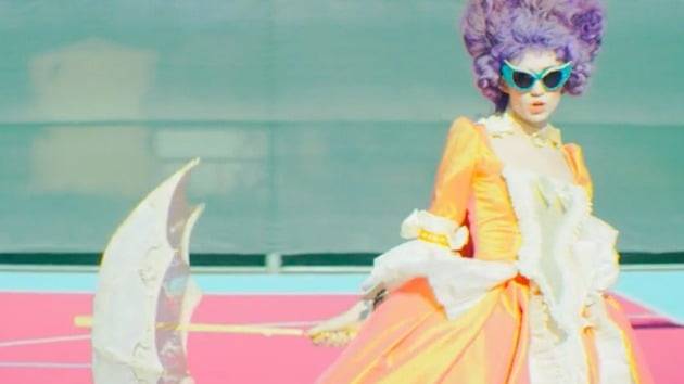 그라임스의 'Flesh Without Blood' 뮤직비디오. 마리 앙투아네트를 닮은 '로코코의 바실리스크' 캐릭터를 출연시켰다.