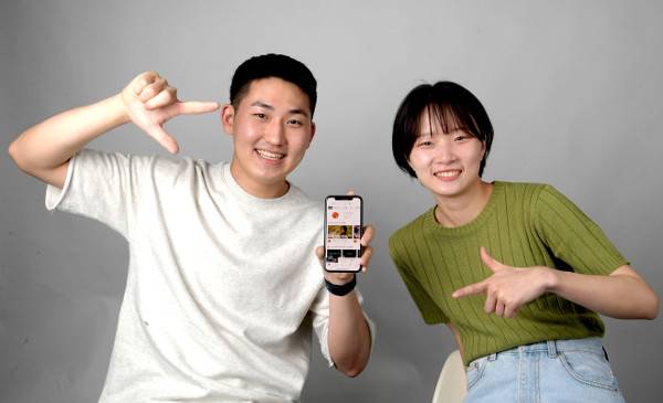 유튜브 채널 ‘픽고’의 고낙균 대표(왼쪽)와 이민지 PD가 지난달 27일 서울 여의도 국민일보사에서 채널의 메인 화면을 띄운 스마트폰을 든 채 손가락으로 픽고의 로고(「」)를 만들어 보이고 있다. 서영희 기자