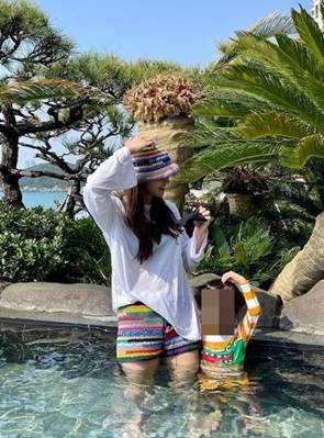 이시영이 아들과 함께 놀러가서 찍은 사진. 현재는 알몸이 나온 사진은 삭제된 상태다. /사진=이시영 인스타그램 갈무리