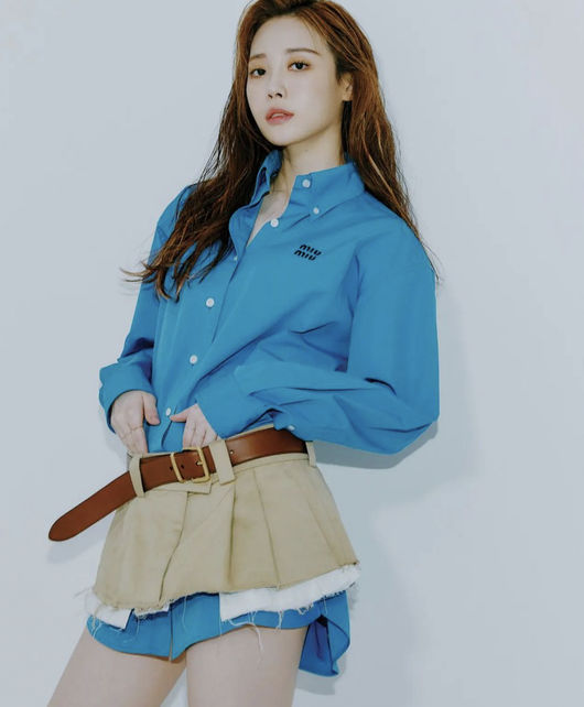 Actor Yura boasted her beauty that was flooded with pictorials.Yura posted a photo on her SNS on the 7th.Yura was wearing a blue shirt and a slim figure, with long dyed hair that created a mysterious atmosphere; in another photo, Yura showed her alluring charm with a khaki shirt and red skirt.Yura has been told that JTBCs Meteorological Agency