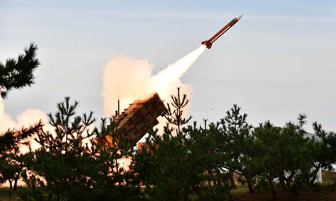 한국 공군 패트리엇(PAC-3) 요격미사일이 가상 표적을 향해 발사되고 있다. 세계일보 자료사진