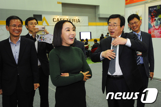 4일 부산 해운대구 벡스코 제2전시장에서 열리고 있는 ‘아시안필름마켓’을 찾은 서병수 부산시장과 강수연 부산국제영화제 공동집행위원장이 부스를 둘러보며 이야기를 나누고 있다. 아시안필름마켓은 208개사가 참여해 6일까지 열린다.2015.10.4/뉴스1 © News1 이승배 기자