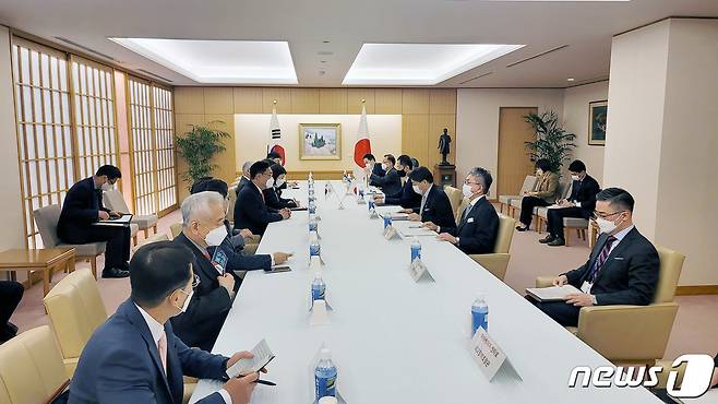 윤석열 대통령 당선인의 한일정책협의단 단장을 맡은 정진석 국회 부의장이 25일 도쿄 외무성에서 하야시 요시마사 외무상과 회담을 갖고 있다. (정진석 국회 부의장 페이스북) 2022.4.25/뉴스1