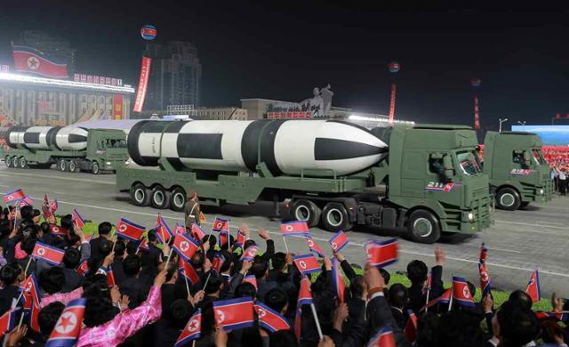 북한이 지난달 25일 진행된 조선인민혁명군 창건 90주년 기념 열병식에서 신형 잠수함발사탄도미사일(SLBM)을 공개하고 있다. 평양=노동신문 뉴스1