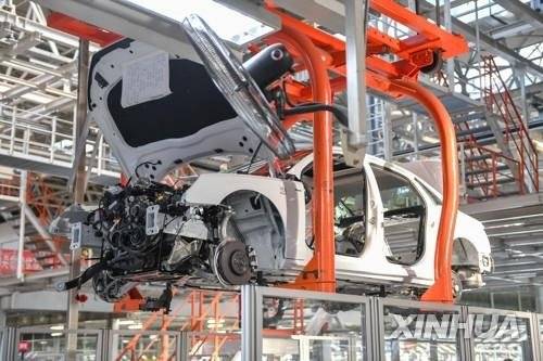 중국의 한 자동차 제조 공장에서 완성차를 조립하고 있다. [연합뉴스]