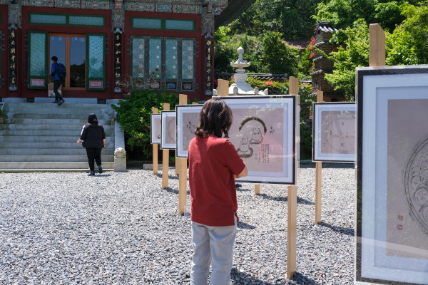 불교성지 연화도에서 열린 성각스님의 전시전 ‘바다너머 피안’은 부처를 만나러 가는 깨달음의 여정을 종이 위에 표현한 선화의 세계로 관람객을 초대했다.  통영국제트리엔날레 추진단 제공