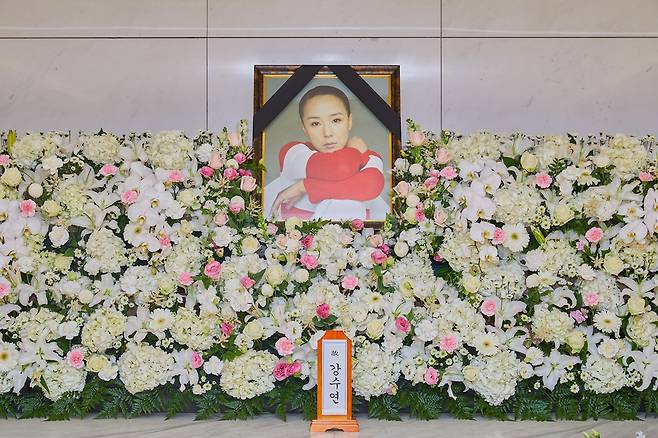 Actor Kang Soo-yeon, who represents Korean movies, became a star.Kang Soo-yeon died at 3pm on May 7; the year of the year is 55.Starting as a child actor, he appeared as a youth star, appearing in Whale Hunt 2 (1985) and Mimi and the Youth Sketch of the withdrawal (1987), and became the first world star in Korean film to receive the Best Actress Award at the Venice International Film Festival in 1986 as Seed directed by Im Kwon-Taek.She also won the Best Actress Award at the Moscow International Film Festival for her Aze Aze Baraise (1989), which showed her acting soul with shaved hair, and in the 1990s, she made numerous headlines including The Falling is Wings (1989), The Way to the Racecourse (1991), Blue in You (1992), Go Alone Like a Horn of Muso (1995), The Dinner of the Maids (1998) I put it out.In 2001, he was loved by viewers with the TV drama Yeo In-cheon Ha.He also served as a screen quota guardian angel to protect Korean films. In 2015, when the Busan International Film Festival was in crisis due to government interference, he took over as co-executive chairman and set out to defend the Busan International Film Festival.He served as executive chairman of the Busan International Film Festival at its most difficult time until 2017 and dedicated himself to the festival.He was a star who informed Korean films all over the world beyond the excellent actor, and a role model of a powerful leader and female filmmaker. He recently appeared in director Yeon Sang-hos new film Jung-yi (Gase), and announced his return to the screen.The funeral of the deceased is held as a film seal, and the funeral chairman is Kim Dong-ho, chairman of the Gangneung International Film Festival.The funeral advisors are Kim Ji-mi, Park Jung-ja, Park Jung-hoon, Son Sook, Shin Young-gyun, An Sung-ki, Lee Woo-suk, Im Kwon-taek, Jung Young, Jung Jin-woo and Hwang Ki-sung.Funeral members include Kang Woo-suk, Kang Jae-gyu, Kang Hye-jung, Kwon Young-rak, Kim Nan-sook, Kim Han-min, Kim Ho-jung, Ryu Seung-wan, Myung Gye-nam, Moon Sung-geun, Munsori, Min Kyu-dong, Park Kwang-soo (female film festival), Park Ki-yong, Park Jung-bum, Bang Eun-jin, Bae Chang-ho, Byun Seung-min, Yang Ik-joon, Ye Ji-won, Won Dong-yeon, Yoo In-taek, Yoo Ji-tae, Yoon Jae-gyun, Lee Kwang-guk, Yong-gwan, Lee Eun-dong, Lee Jang-ho, Lee Jun-dong, Lee Chang-dong, Lee Hyun-seung, Jeon Do-yeon, Jang Sun-woo, Jung Jin, Jung Woo-sung, Ju Hee, Cha Seung-jae, Chae Yoon-hee, Choi Dong-won, Choi Jae-won Jung Hwa, Heo Mun-yeong, Heo Min-hoe, and Hong Jeong-in.