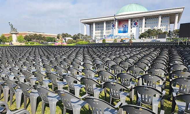 제20대 대통령 취임식을 나흘 앞둔 6일 국회 잔디광장에서 취임식 참석자들의 의자가 설치돼 있다. 연합뉴스