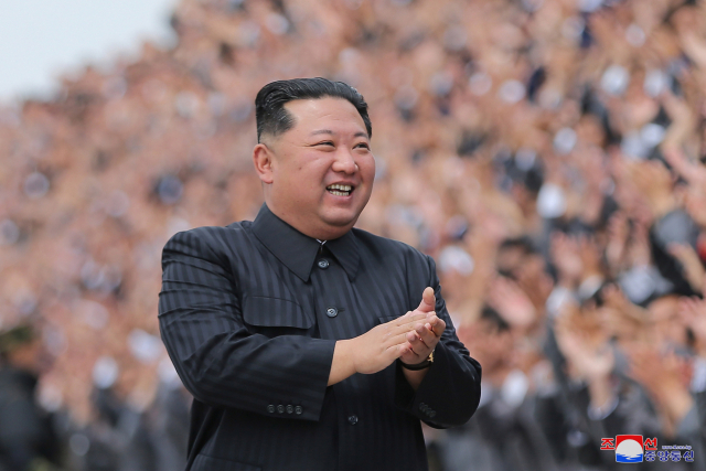 김정은 북한 국무위원장이 1일 '항일빨치산' 창설 90주년 기념 열병식에 참가한 평양 청년들을 격려하고 있다./연합뉴스