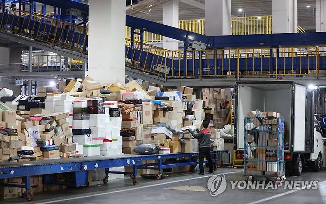 택배 물품이 쌓여있는 서울 송파구 서울동남권물류단지 [연합뉴스 자료사진]
