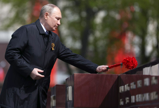 블라디미르 푸틴 러시아 대통령이 9일(현지시간) 모스크바 붉은광장에서 열린 제2차 세계대전 승전(전승절) 제77주년 기념 군사퍼레이드 참석 후 크렘린궁 옆 무명용사의 묘를 찾아 헌화하고 있다. (사진=연합뉴스)