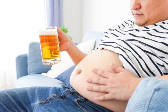 체지방이 높은 뚱뚱한 사람이 술을 많이 마시면 암 위험이 60%나 더 높아지는 것으로 나타났다. [사진=게티이미지뱅크]