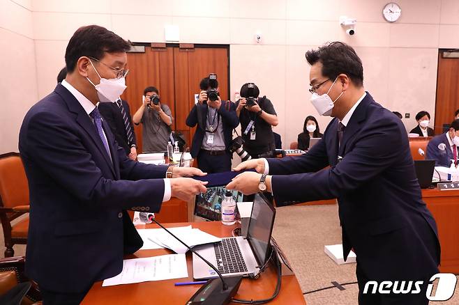 정황근 농림축산식품부 장관 후보자(오른쪽)가 6일 국회에서 열린 인사청문회에서 선서를 마친 후 위성곤 국회 농림축산식품해양수산위원장 직무대리에게 선서문을 제출하고 있다. (공동취재)2022.5.6/뉴스1 © News1 허경 기자