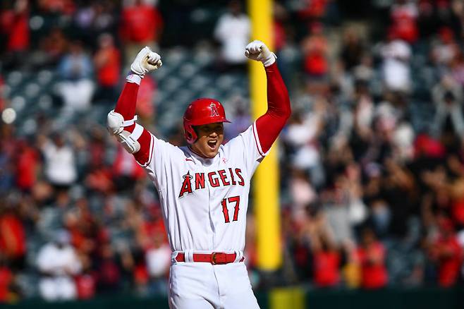 May 8, 2022; Anaheim, California, USA;  Los Angeles Angels designated hitter Shohei Ohtani (17) celebrates after scoring two RBIs against the Washington Nationals during the ninth inning at Angel Stadium. Mandatory Credit: Jonathan Hui-USA TODAY Sports <저작권자(c) 연합뉴스, 무단 전재-재배포 금지>