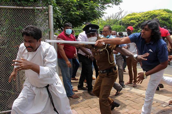 9일(현지 시각) 스리랑카 수도 콜롬보의 대통령 집무실 인근에서 반정부 시위대와 정부 지지자들이 충돌했다. /AFP 연합뉴스