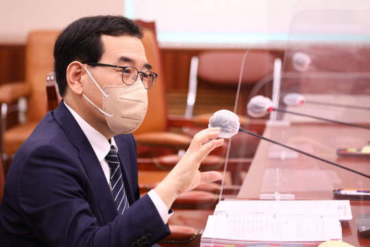 이창양 산업통상자원부 장관 후보자가 9일 국회에서 열린 인사청문회에서 의원들의 질의에 답변하고 있다. <연합뉴스>