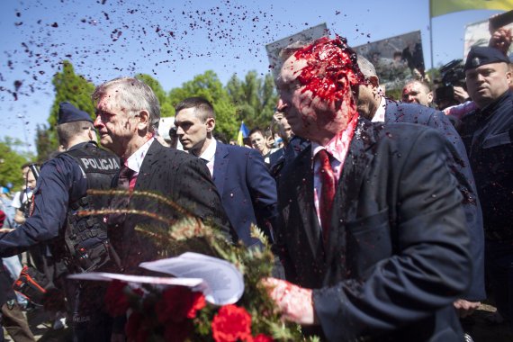 세르게이 안드레이예프 폴란드 주재 러시아 대사가 9일(현지시간) 수도 바르샤바의 러시아군 묘지를 참배하기 위해 도착한 후 군중들이 던진 붉은페인트를 맞은 모습.AP뉴시스