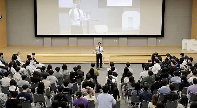 신규 입사자들과 마주선 김택진 대표