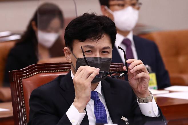 한동훈 법무부 장관 후보자가 9일 오전 국회에서 열린 인사청문회에서 안경을 고쳐 쓰고 있다. 연합뉴스