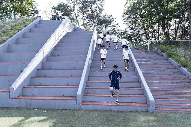 SON축구아카데미에는 각 높이가 다른 ‘특수 계단’이 있다. 손웅정 감독이 직접 설계했고 2년 전 특허 출원했다. 김현동 기자