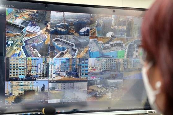 아파트 건설현장 CCTV - 안전관리자가 실시간 영상을 통해 현장 모니터링. [연합뉴스]