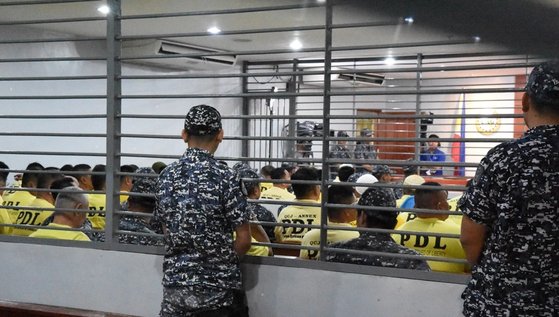필리핀은 선거철에 총기 사고가 잇따라 정부가 치안 유지에 어려움을 겪는다. 지난 2009년 남부 마긴다나오주에선 58명이 살해되는 최악의 정치 테러가 일어났다. 사진은 판결을 기다리는 2009년 학살 가담자들의 모습. [EPA=연합뉴스]