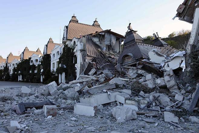러시아의 우크라이나 공격으로 무너져 내린 우크라니아 오데사의 비치 호텔. [AFP=연합뉴스]