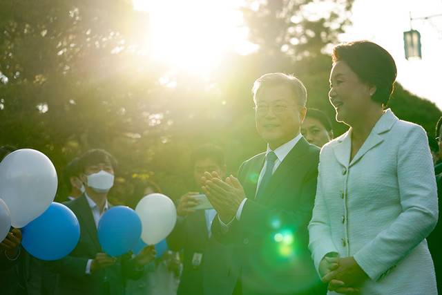 ▲ 문재인 대통령과 김정숙 여사가 9일 오후 청와대 직원들의 배웅을 받으며 청와대에서 퇴근하고 있다. 2022.5.9 [청와대 제공]