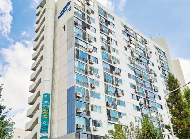 가로주택정비사업, 소규모 재건축 등 사업 기간이 3~4년인 소규모 정비사업에 대한 규제가 대폭 완화되면서 ‘미니 재건축’으로 주목받고 있다. 소규모 재건축을 추진 중인 서울 광진구 광장동 삼성1차.  한경DB