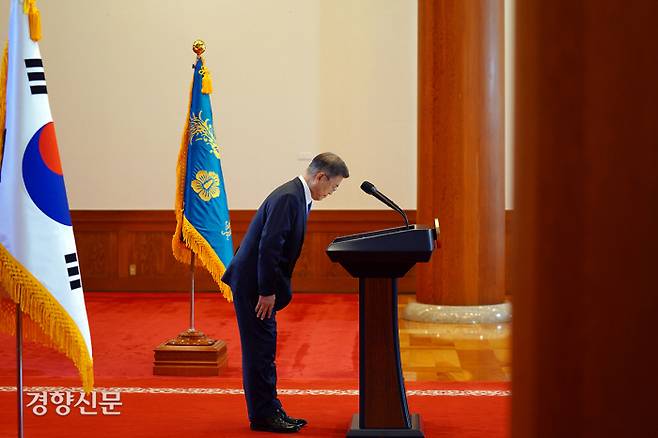 문재인 대통령이 9일 청와대 본관에서 퇴임 연설을 마친 뒤 인사를 하고 있다. /2022.5.9./청와대사진기자단